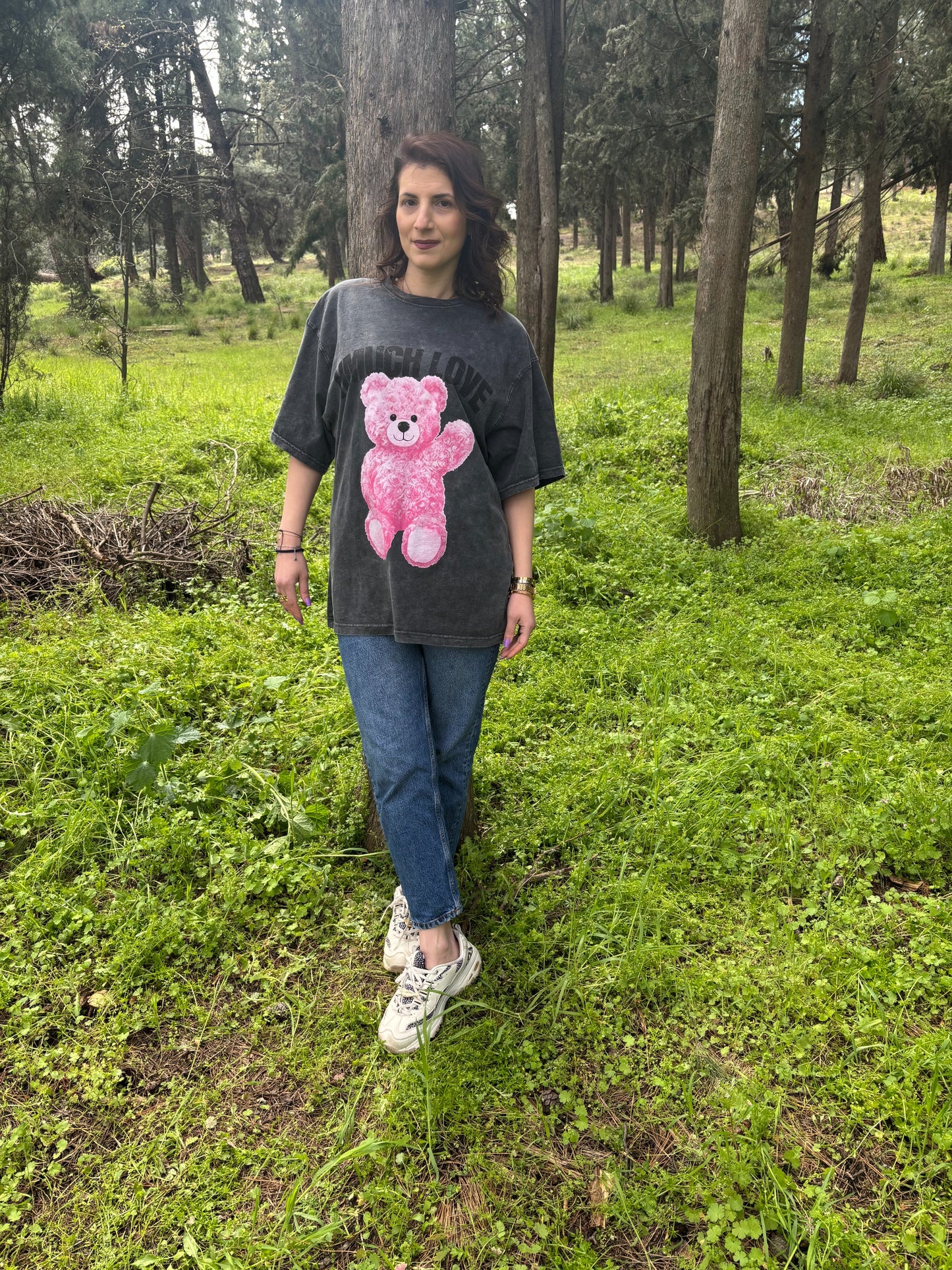 T-shirt “Much Love” με ροζ αρκουδάκι – Urban ρομαντισμός σε oversized γραμμή