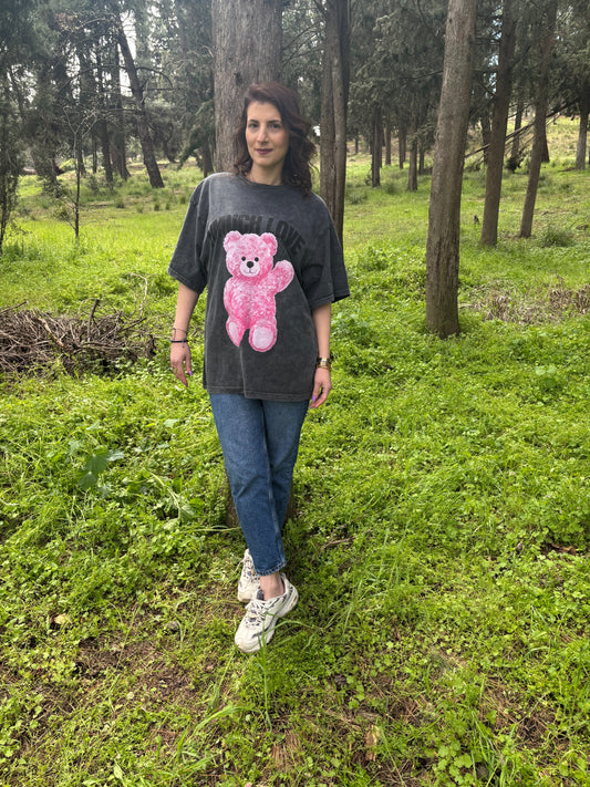 T-shirt “Much Love” με ροζ αρκουδάκι – Urban ρομαντισμός σε oversized γραμμή
